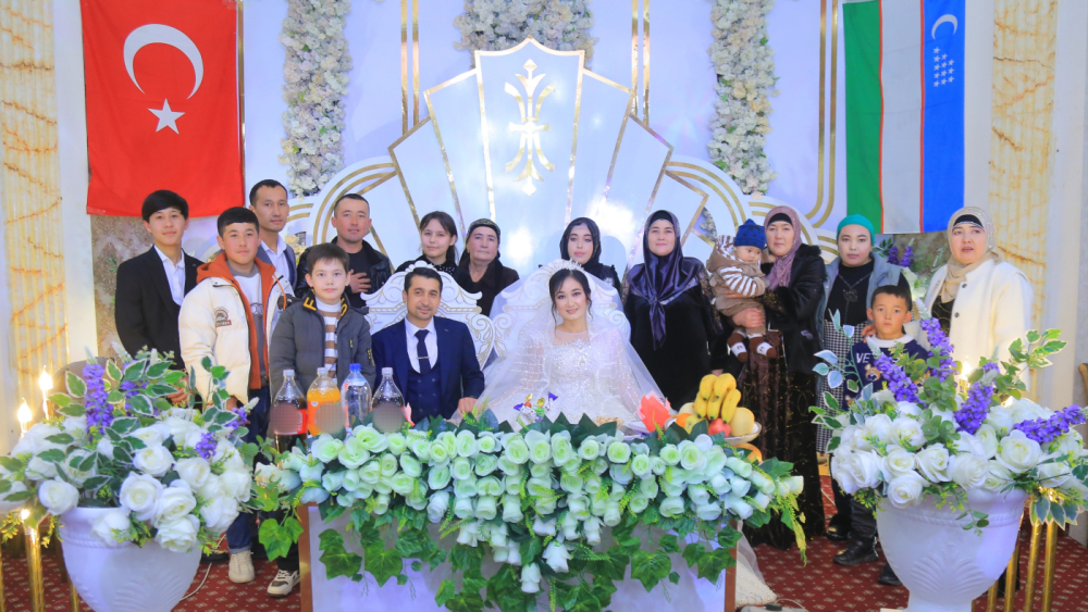 Özbekistan'da bayraklar altında rüya gibi düğün